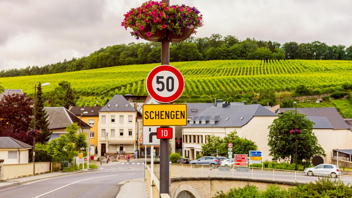 stradă cu indicator schengen