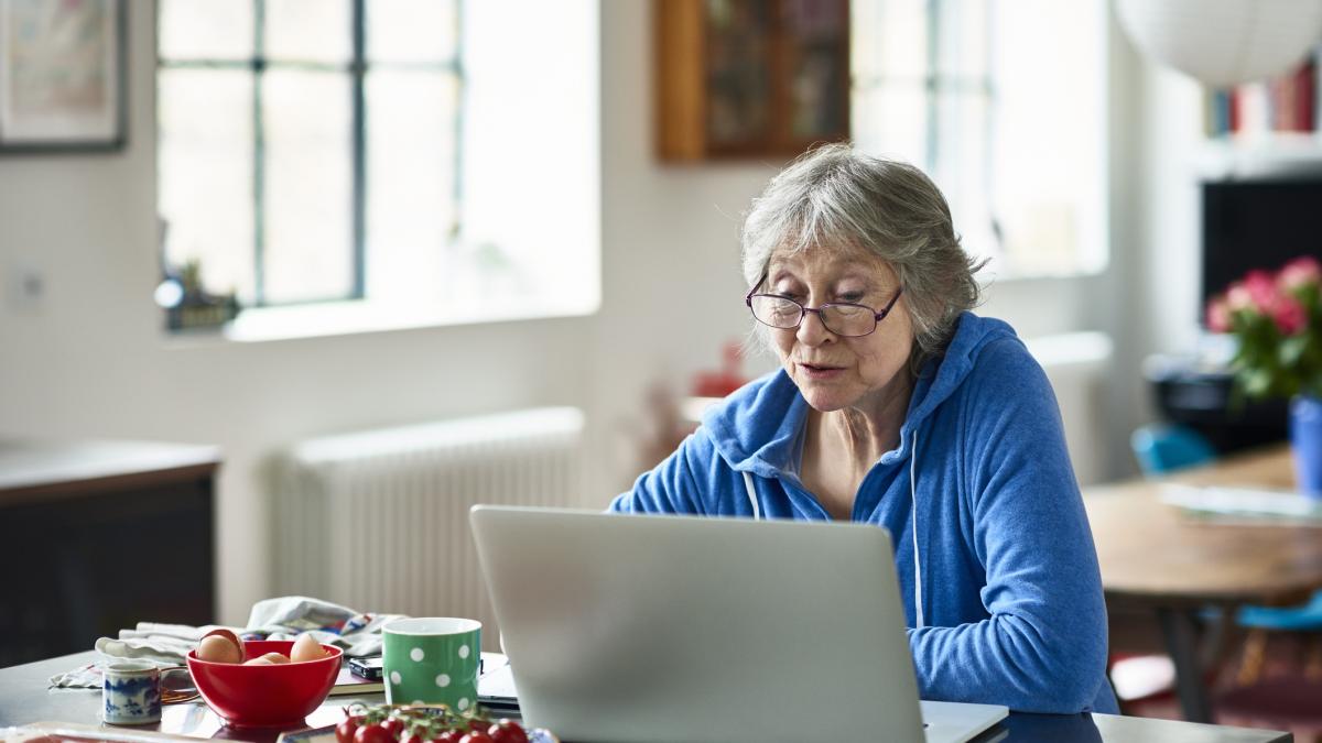 pensionara care foloseste un laptop