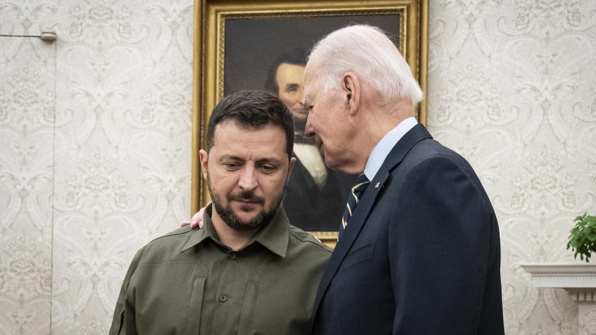 Biden il tine de umar pe Zelenski in Biroul Oval de la Casa Alba.