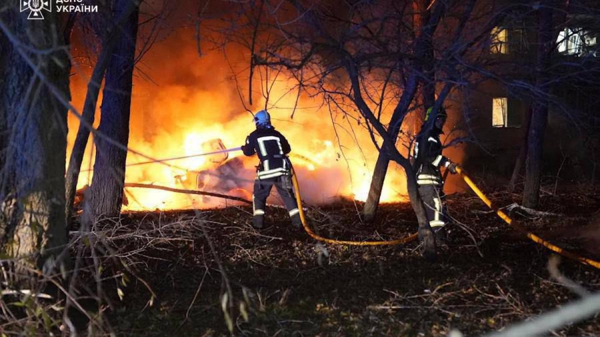 pompieri cu furtune încearcă să stingă un foc