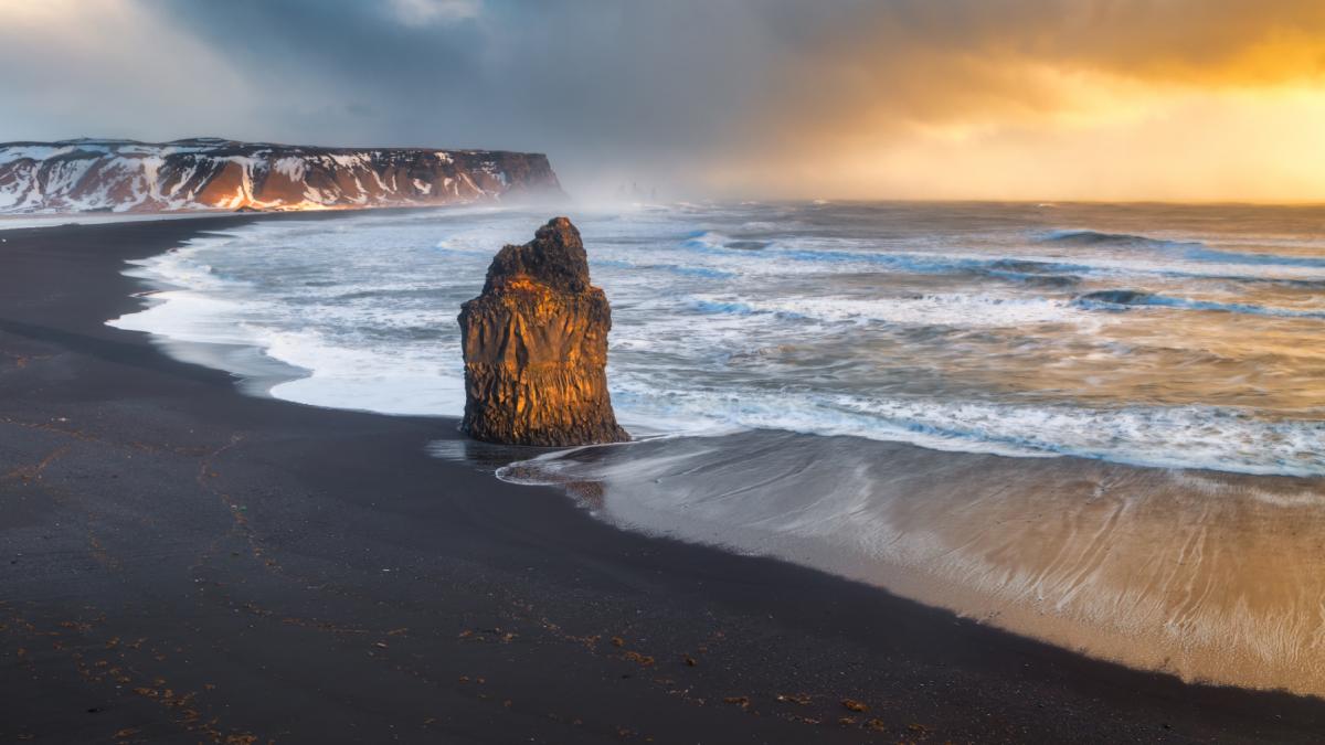 plaja neagra reynisfjara islanda nisip negru