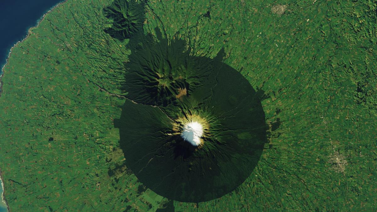 muntele taranaki vulcan sacru noua zeelanda imagine din satelit