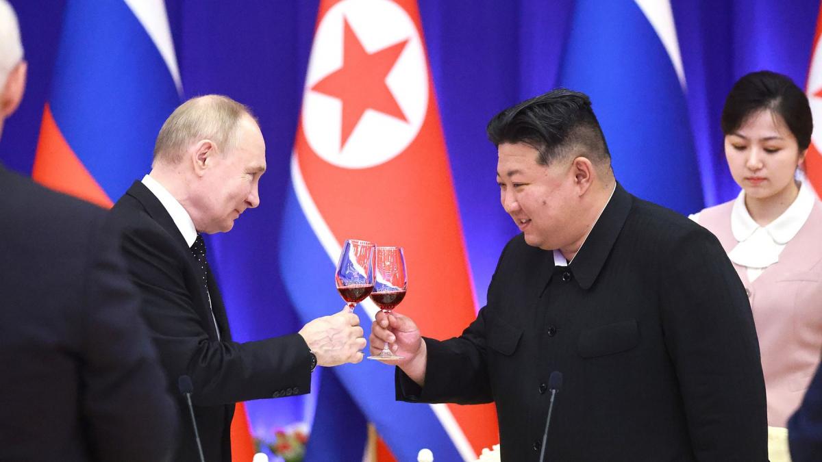 putin si kim jong ciocnesc pahare cu vin rosu