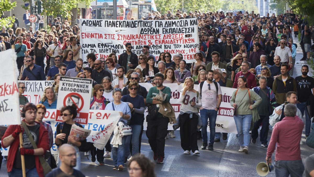 protestatari cu bannere si pancarte