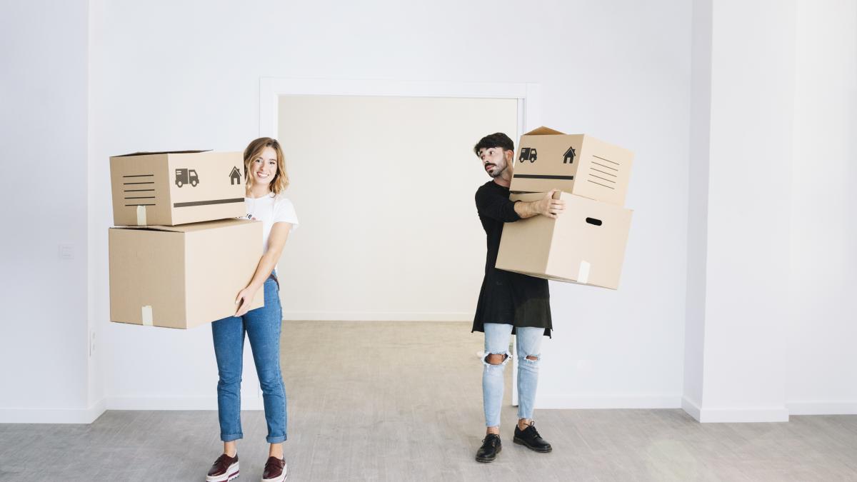 moving-concept-with-couple-holding-boxes