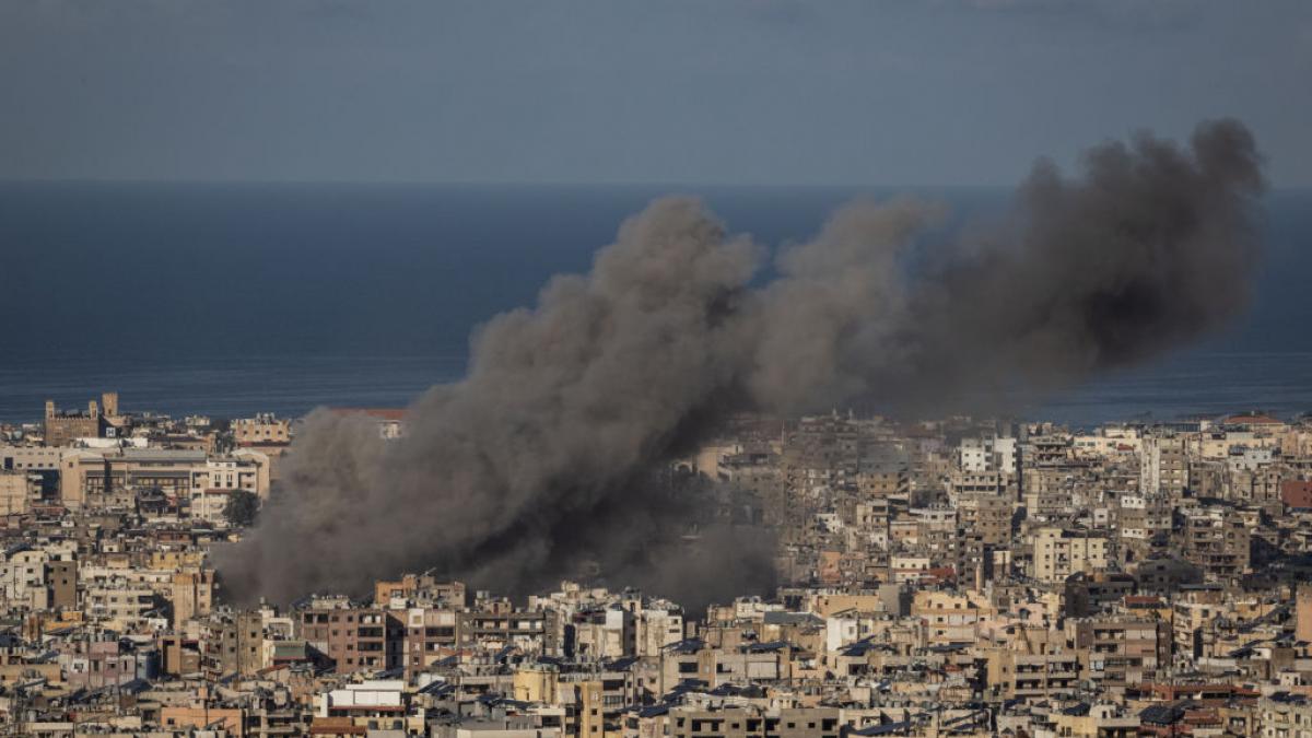 Fum negru iese din clădiri din Beirut