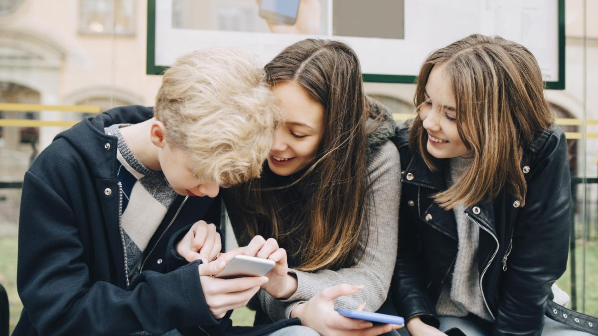 adolescenti cu telefoane mobile