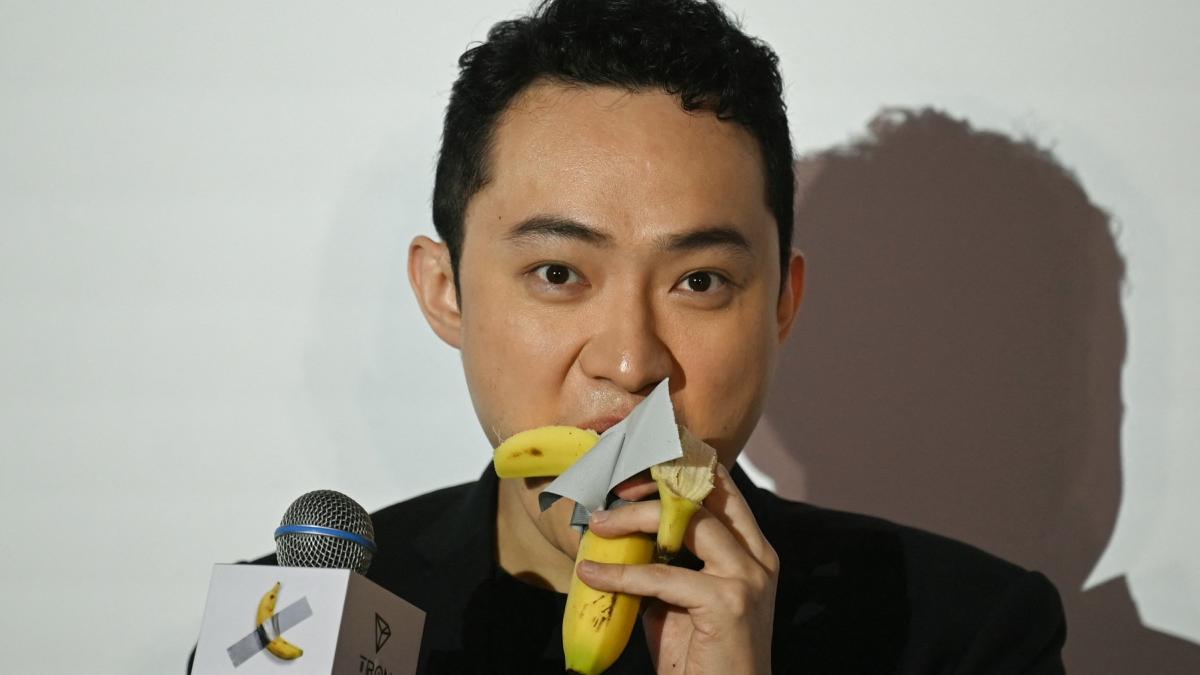 miliardarul cripto chinezul Justin Sun proprietar banana lipita banda adeziva