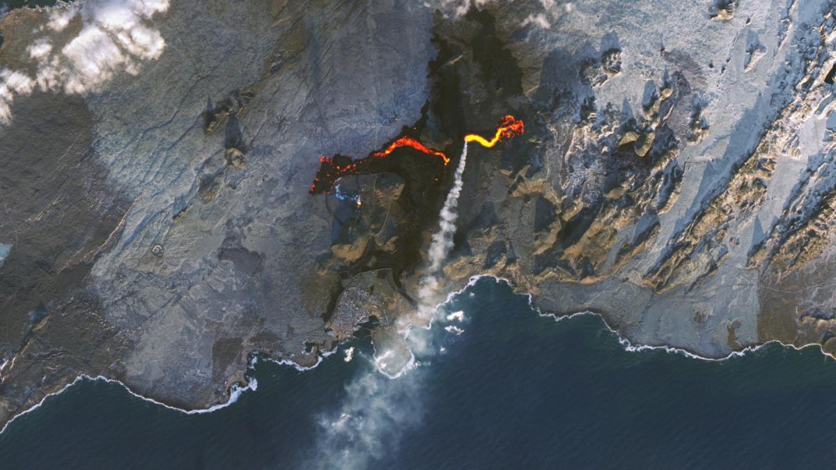 euruptie vulcan islanda laguna albastra reykjanes imagine satelit nasa