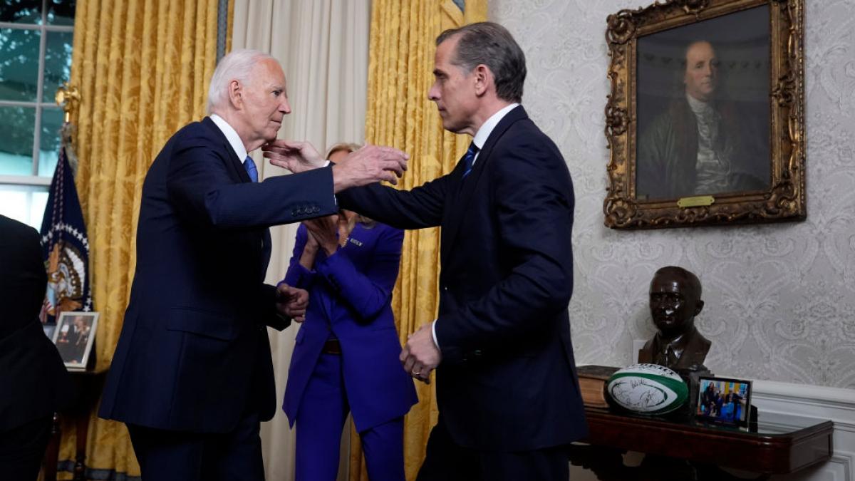 Joe Biden se apropie să-l îmbrățișeze pe fiul său, Hunter în Biroul Oval