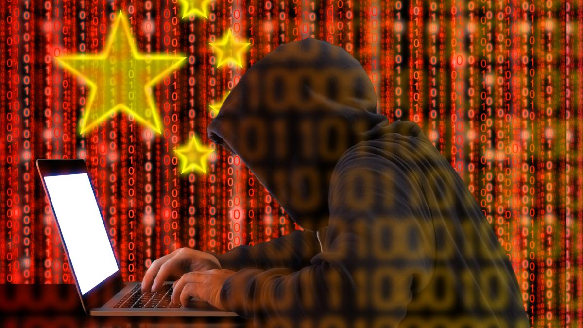 Ilustratie din cod binar pe fundalul steagului Chinei cu un hacker care tastează la laptop.