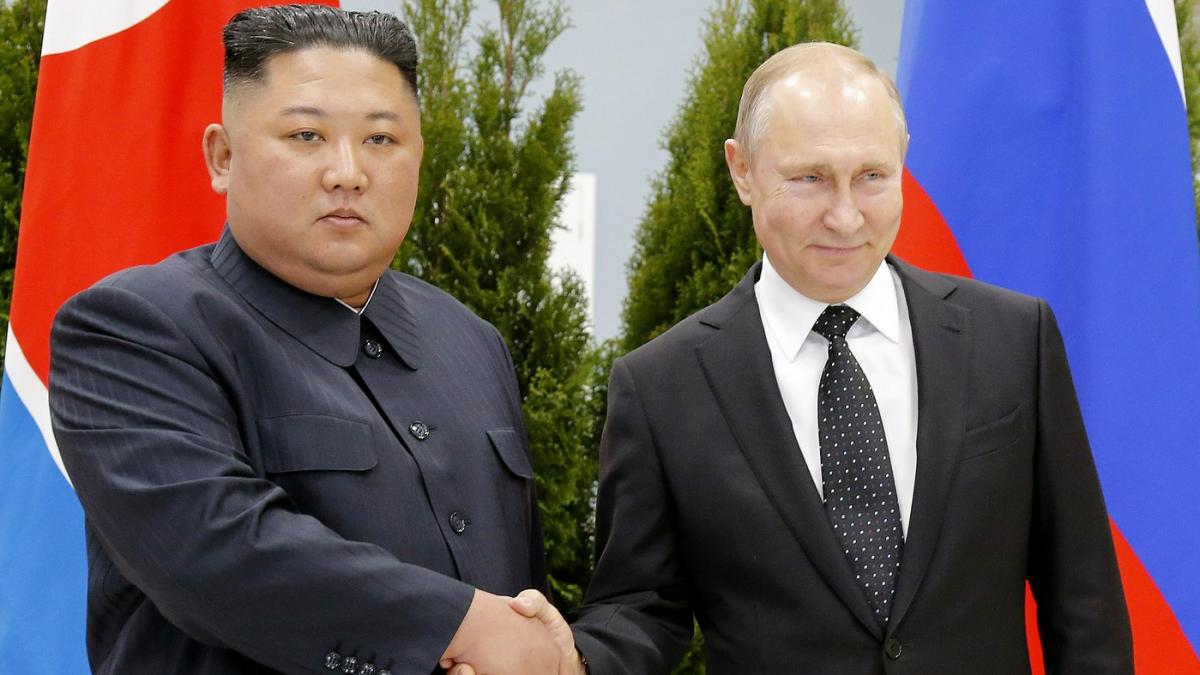 Kim îi strânge mâna lui Vladimir Putin