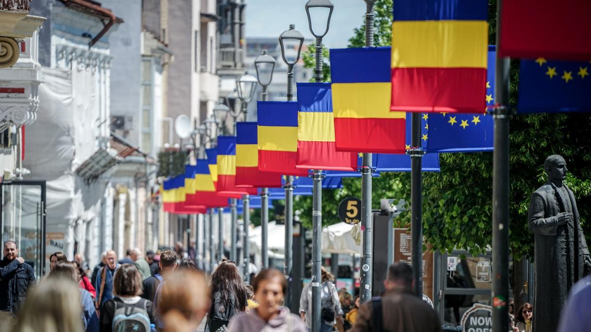 o strada din romania cu steagul romaniei si al ue