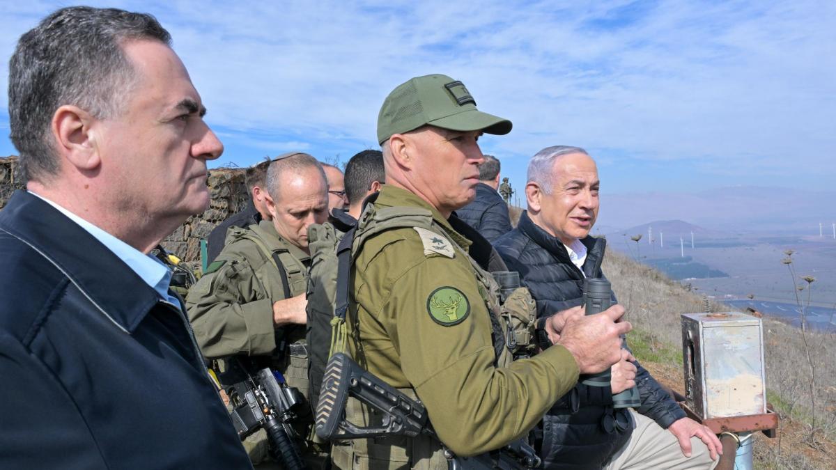 Benjamin Netanyahu și alți oficiali israelieni.