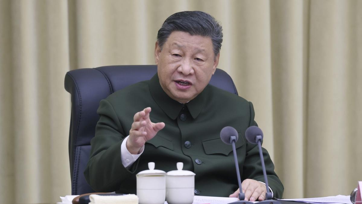 Xi Jinping gesticulează