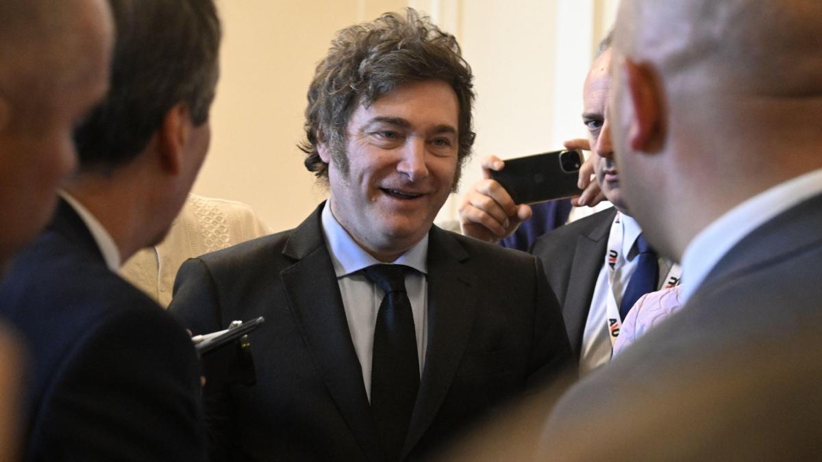 javier milei alaturi de alti politicieni