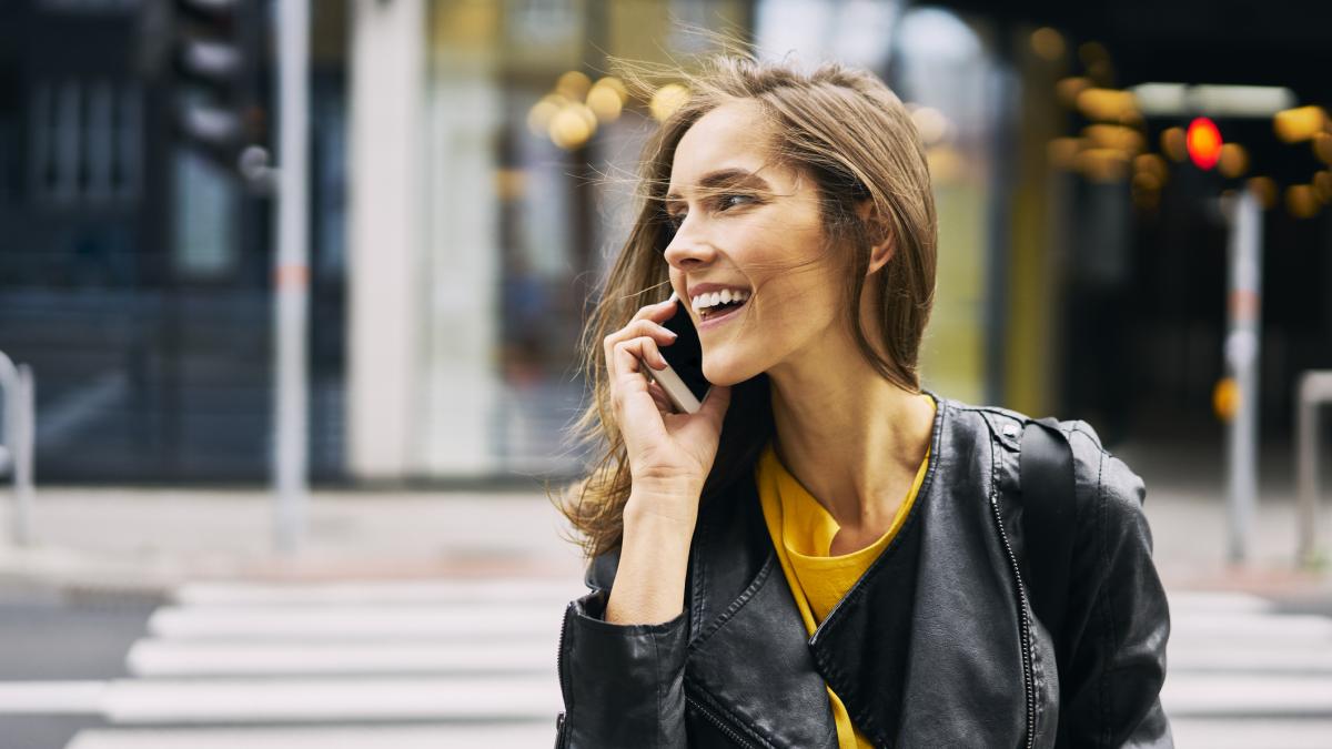 femeie care vorbeste la telefon