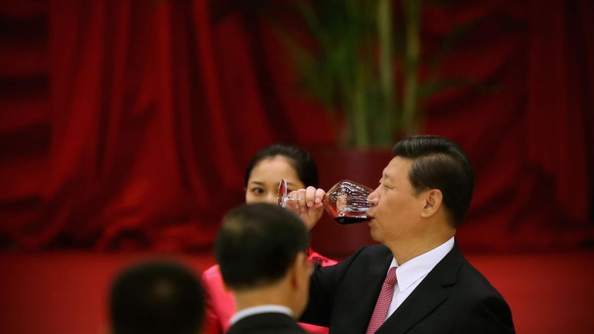 Xi Jinping bea vin dintr-un pahar