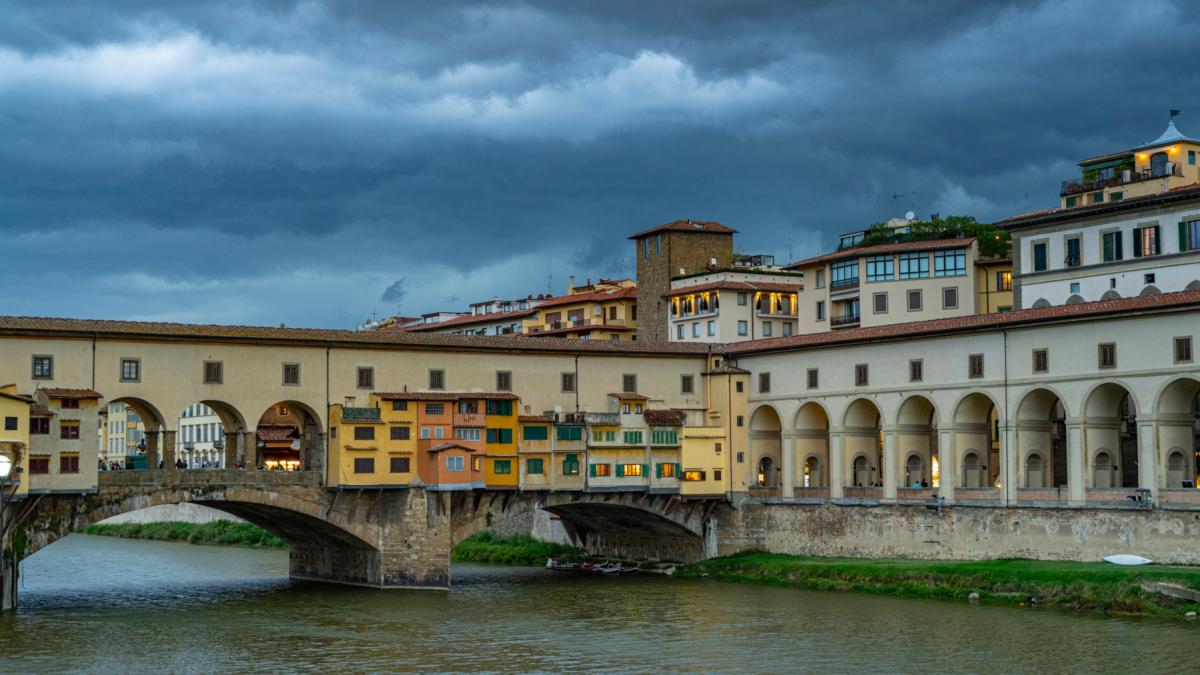 Florenta, vedere către Ponte Vecchio și Coridorul Vasari