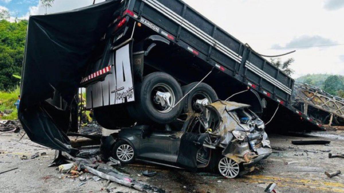 Tragedie în Brazilia: 22 de persoane au murit carbonizate într-un accident în lanţ cu un autobuz