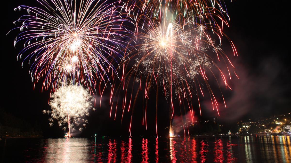 Foc de artificii de Revelion la malul mării. sursa foto getty images