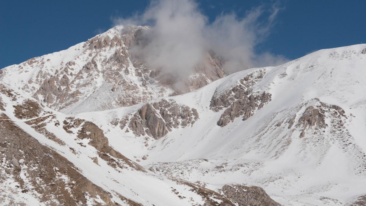 Muntele Gran Sasso din Italia acoperit de zapada