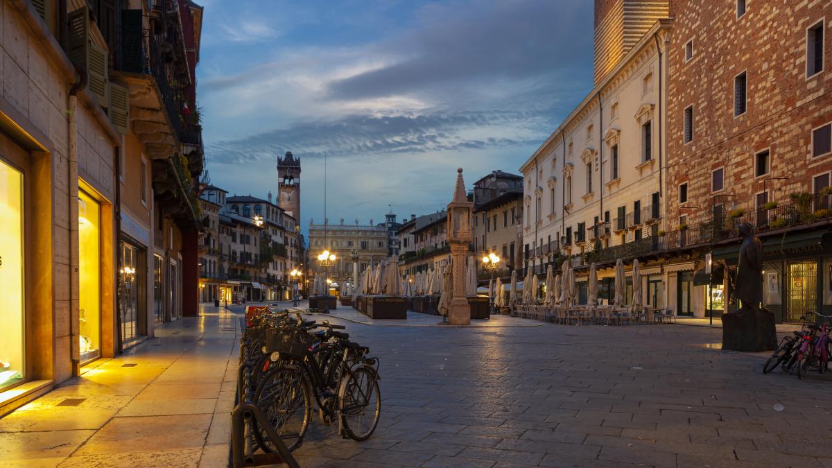 Strada din centrul orasului Verona noaptea