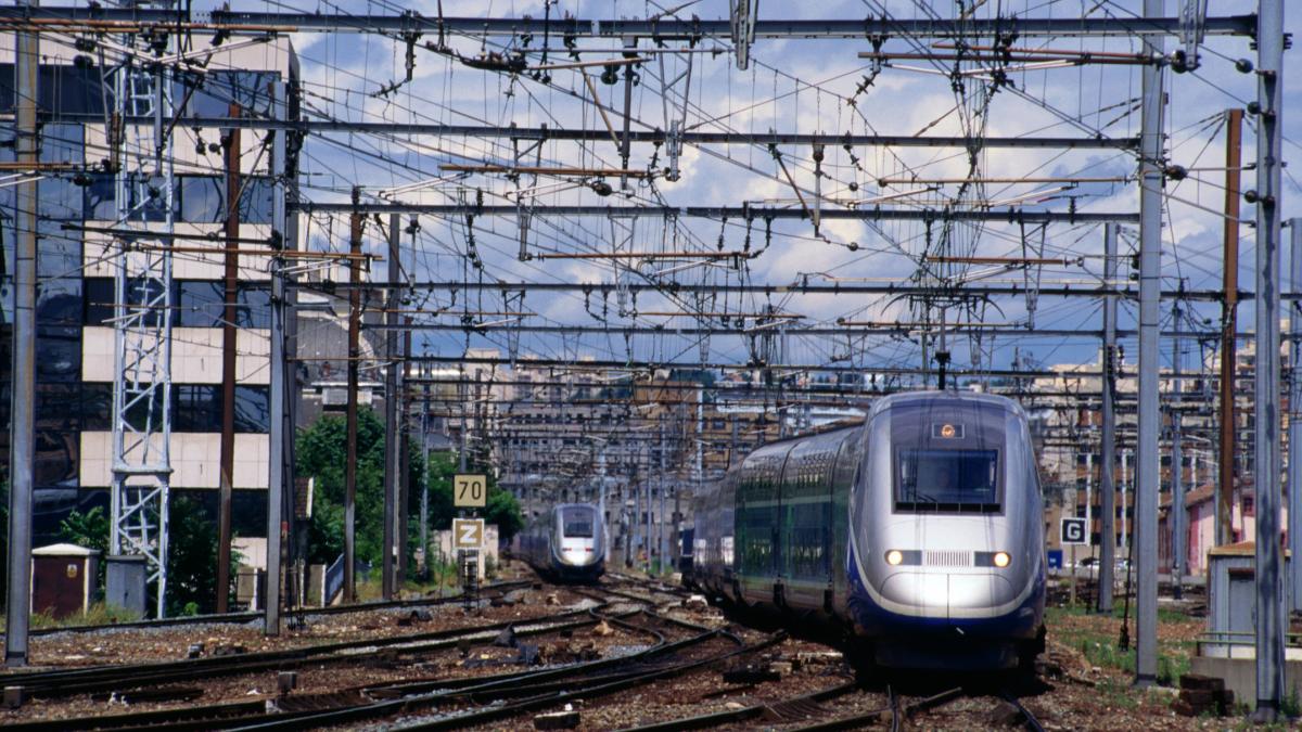 Un tren de mare viteza intra in gara