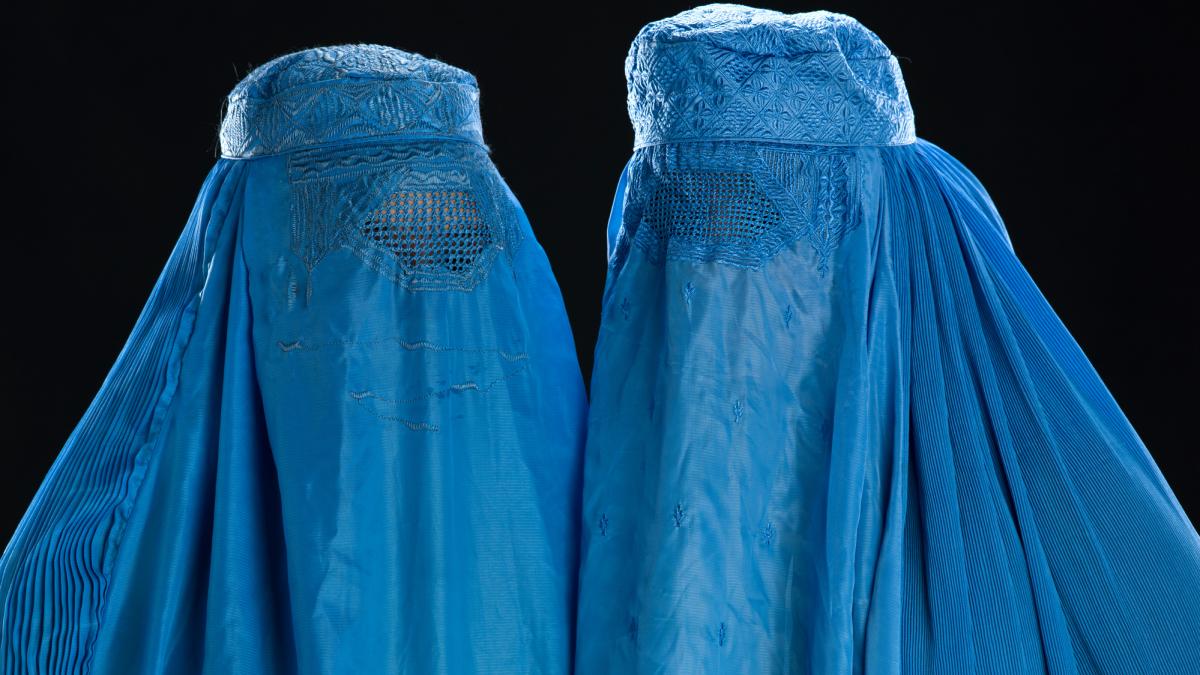 Doua femei care poarta burqa