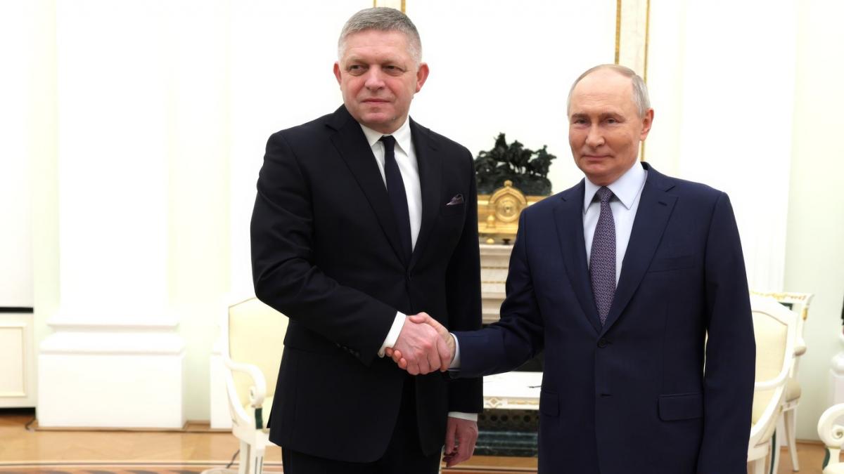 Robert Fico îi strânge mâna lui Vladimir Putin.