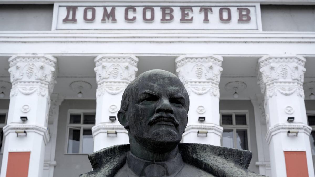 Statuia lui Lenin în fața clădirii așa-zisului guvern de la Tiraspol. 