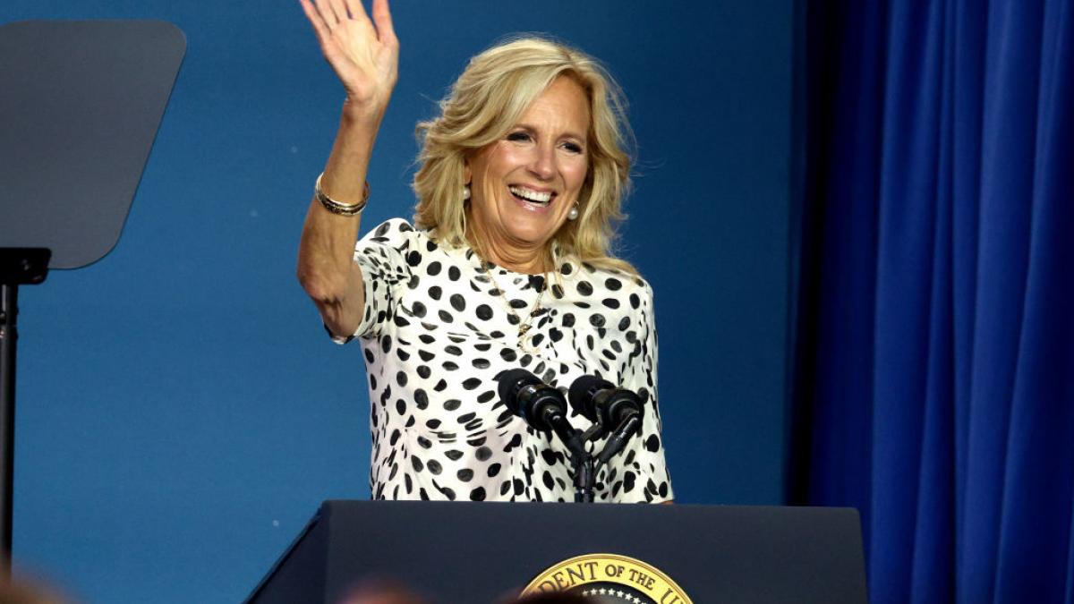  jill biden face cu mana la o conferinta