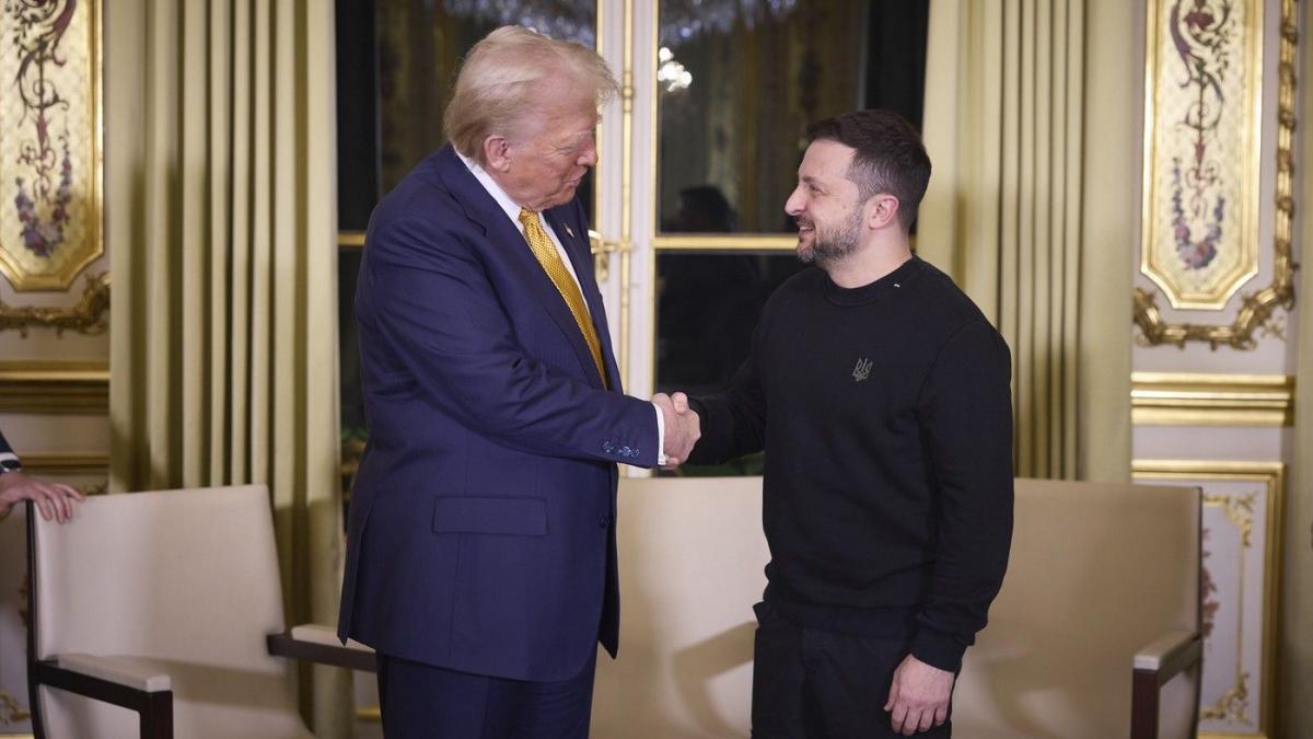 Donald Trump si Volodimir Zelenski isi dau mana in fata camerelor de filmat
