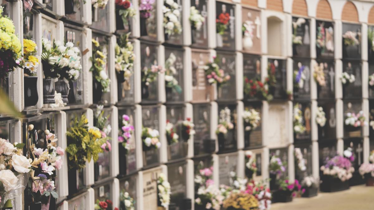 urne funerare si flori intr-un cimitir