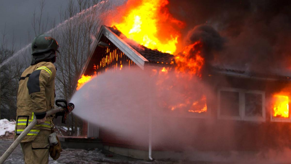 incendiu casa pompier stinge focul