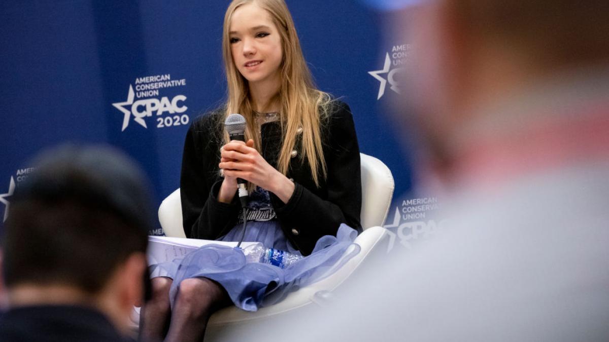 Naomi Seibt la o CPAC 2020, pe scena, tine un microfon in mana. poza getty images