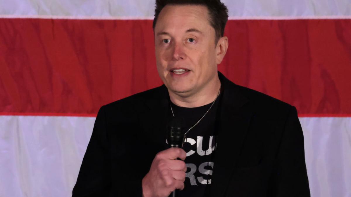 Elon Musk pe scenă, cu microfonul în mână, ține un discurs. Foto: getty images