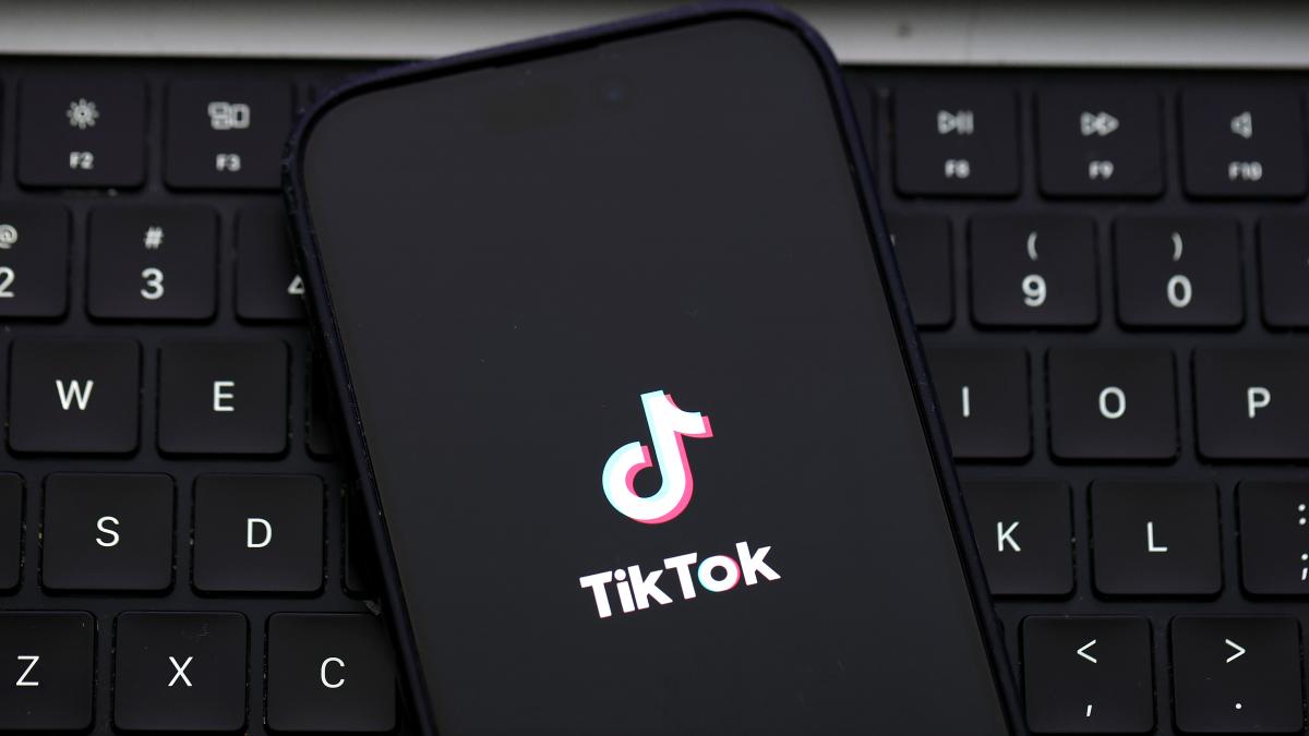 Telefon pe o tastatură qwerty cu aplicația TikTok deschisă.