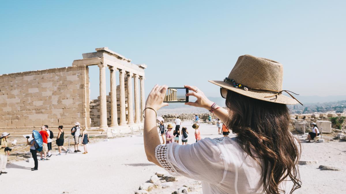 turista care face fotografii in atena