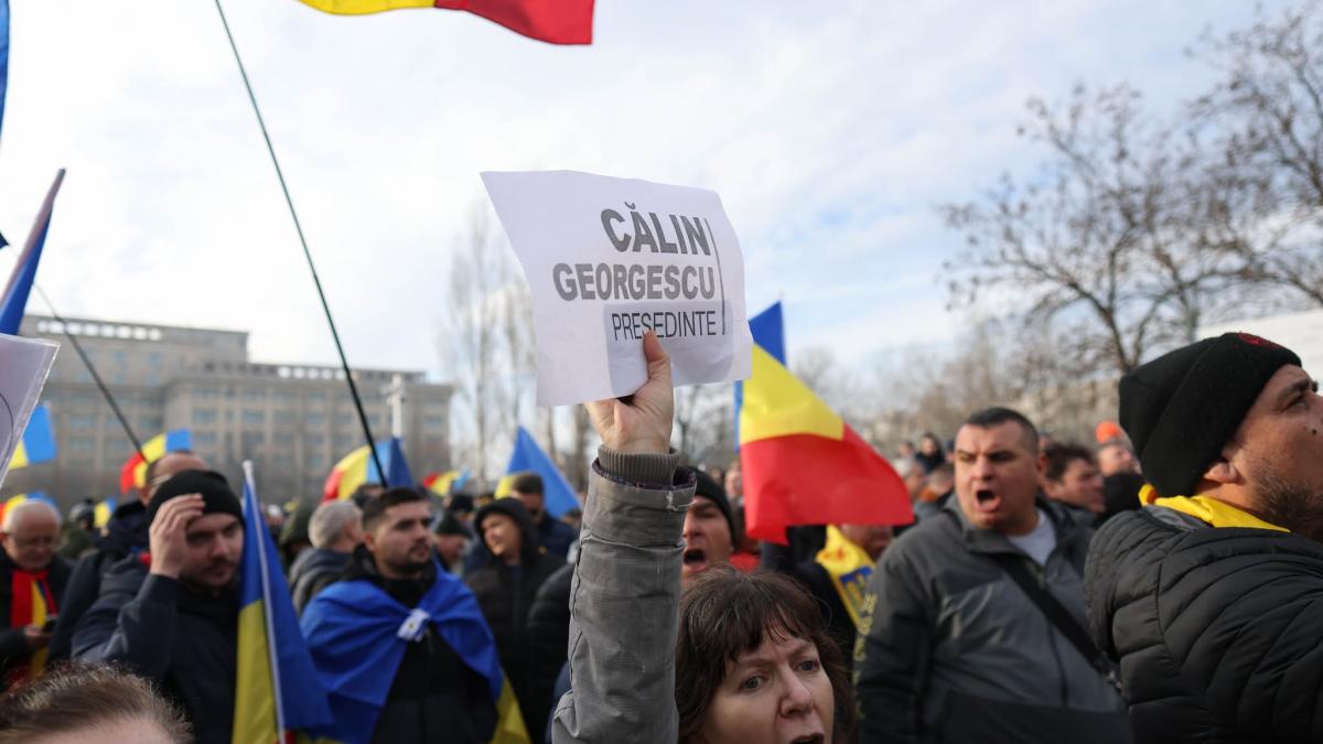 Protest în fața CCR. Călin Georgescu lipsește de la propriul miting. Avocații săi au depus o cerere la Curte