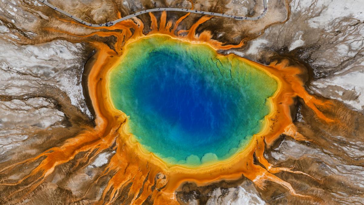 izvor termal Grand Prismatic Spring din Parcul national yellowstone SUA