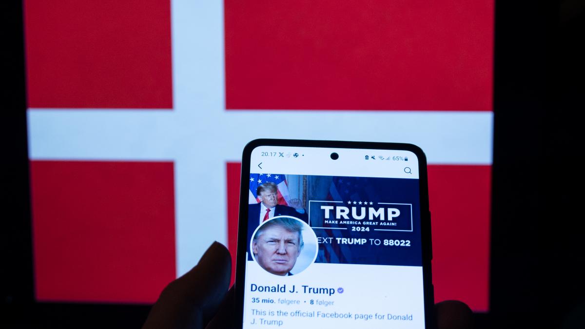 telefon cu contul de Twitter al lui Trump în fața steagului Danemarcei