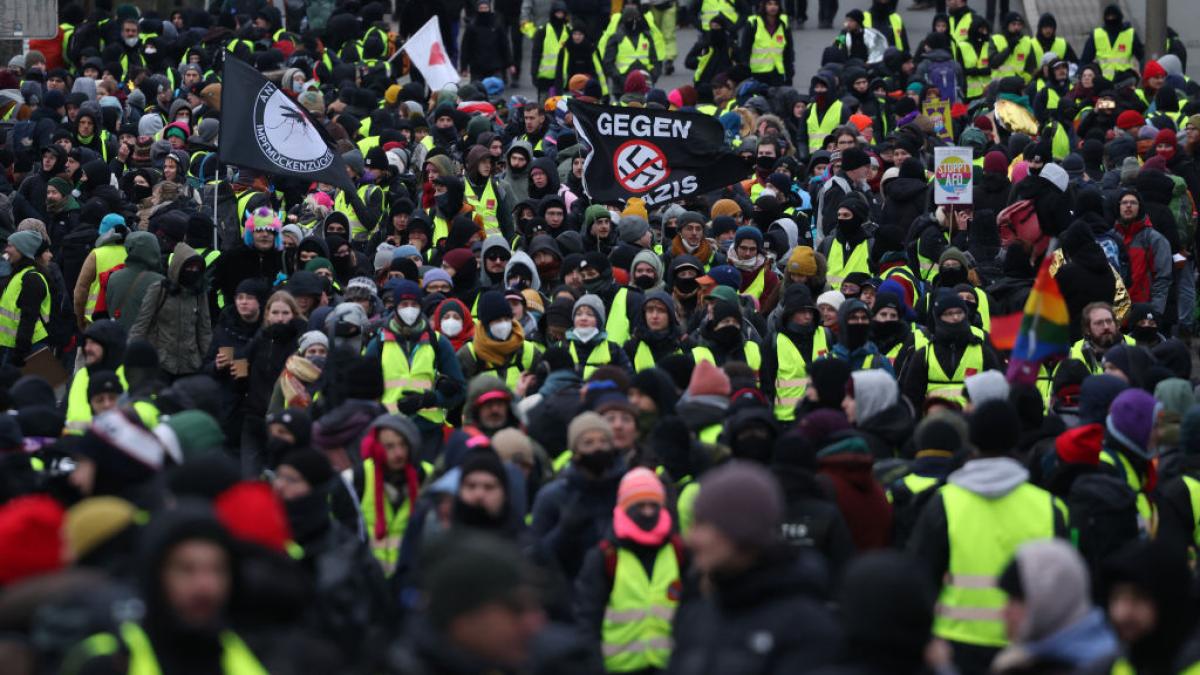 protestatari cu pancarte anti-naziste