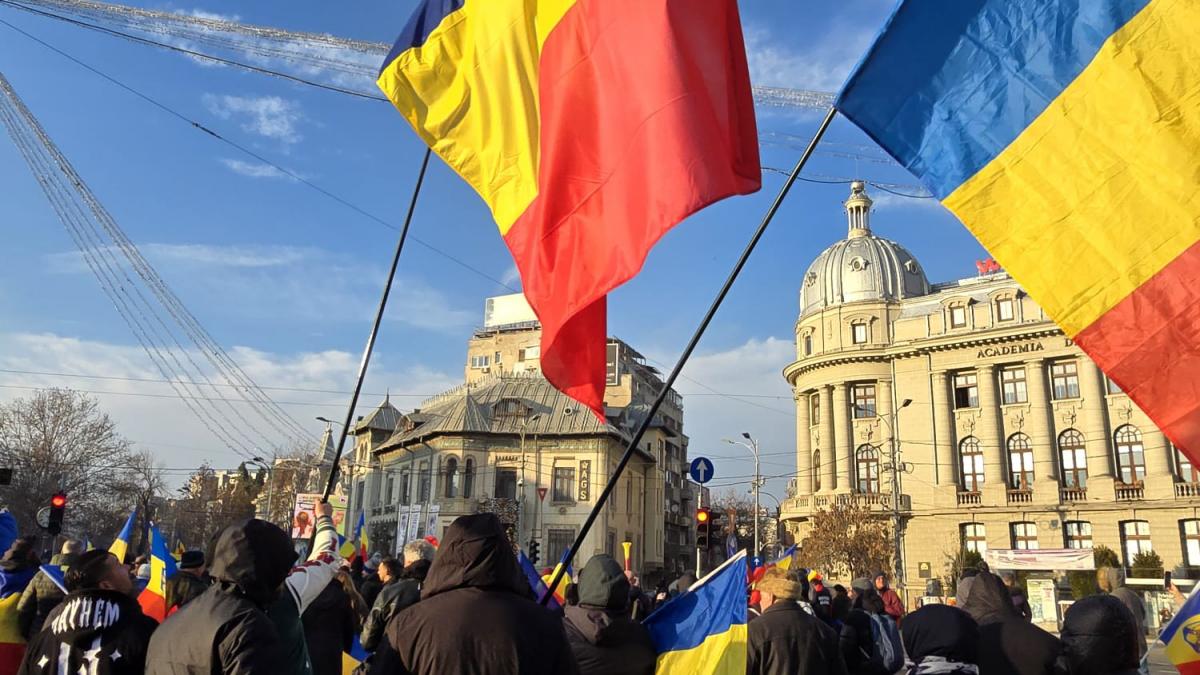 steaguri și protestatari la manifestatia AUR din piata universitatii