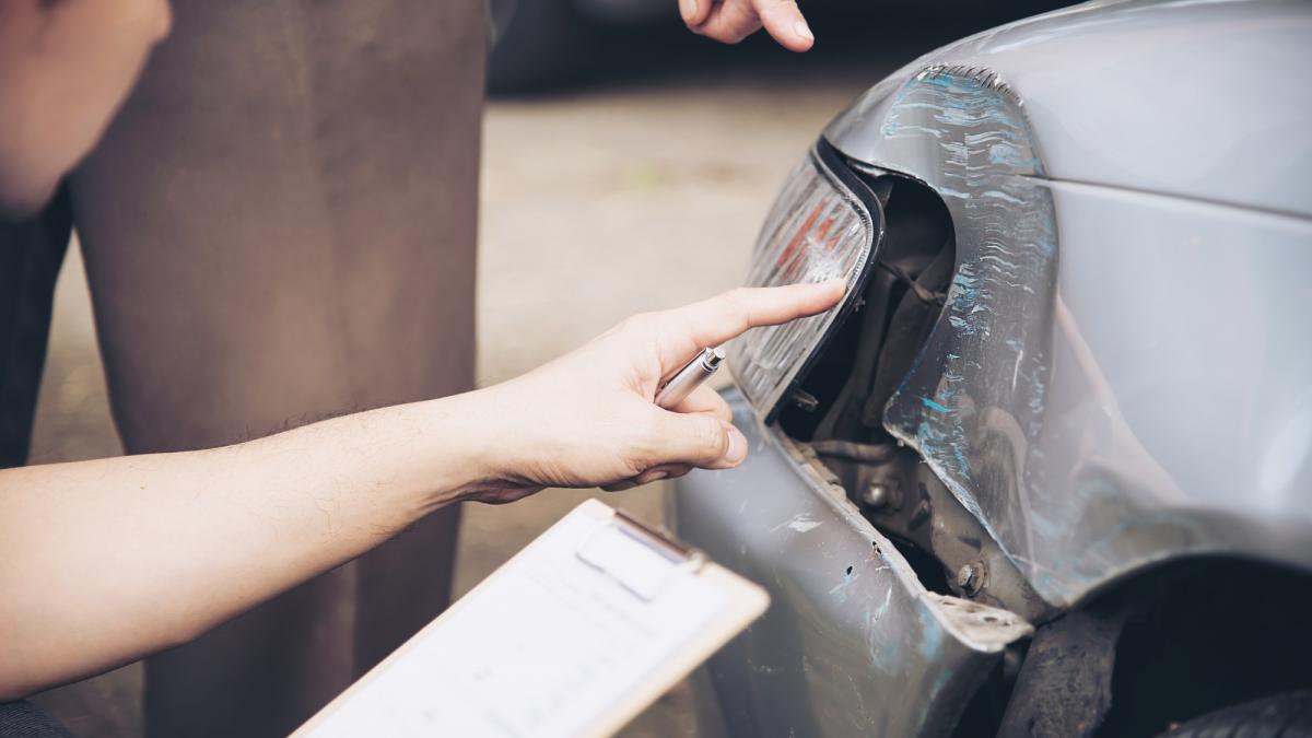 Accidentele auto sunt evenimente neplăcute care pot provoca nu doar daune materiale, ci și răni fizice pentru cei implicați. foto: cafydauneauto.ro/