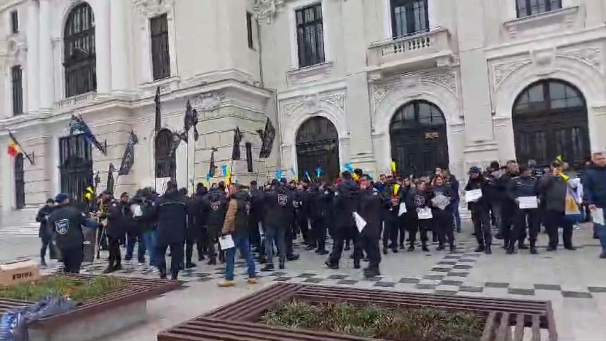 polițiștii protestează la Ministerul de Finanțe