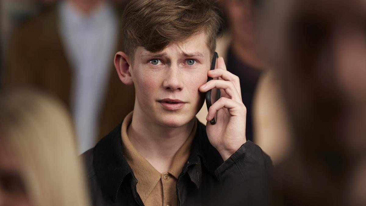 tanar vorbeste la telefon in mijlocul unei multimi foto getty