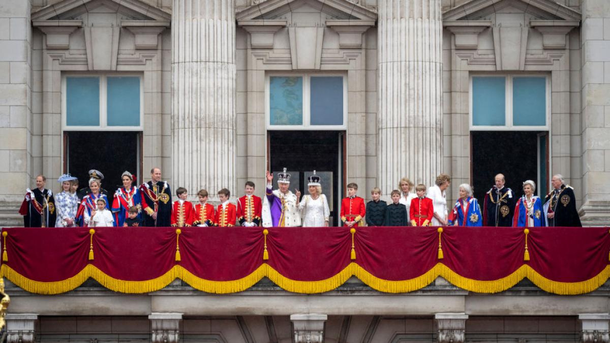 Familia regala britanica in balconul palatului