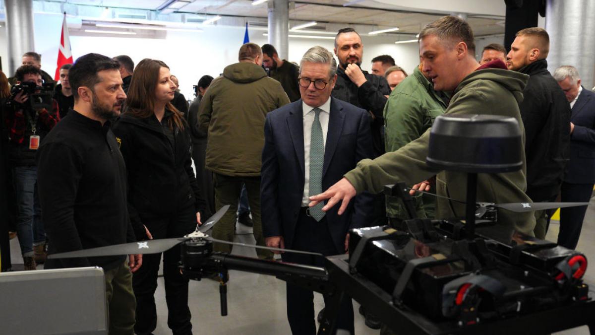 Keir Starmer și Volodimir Zelenski la o expoziție de drone