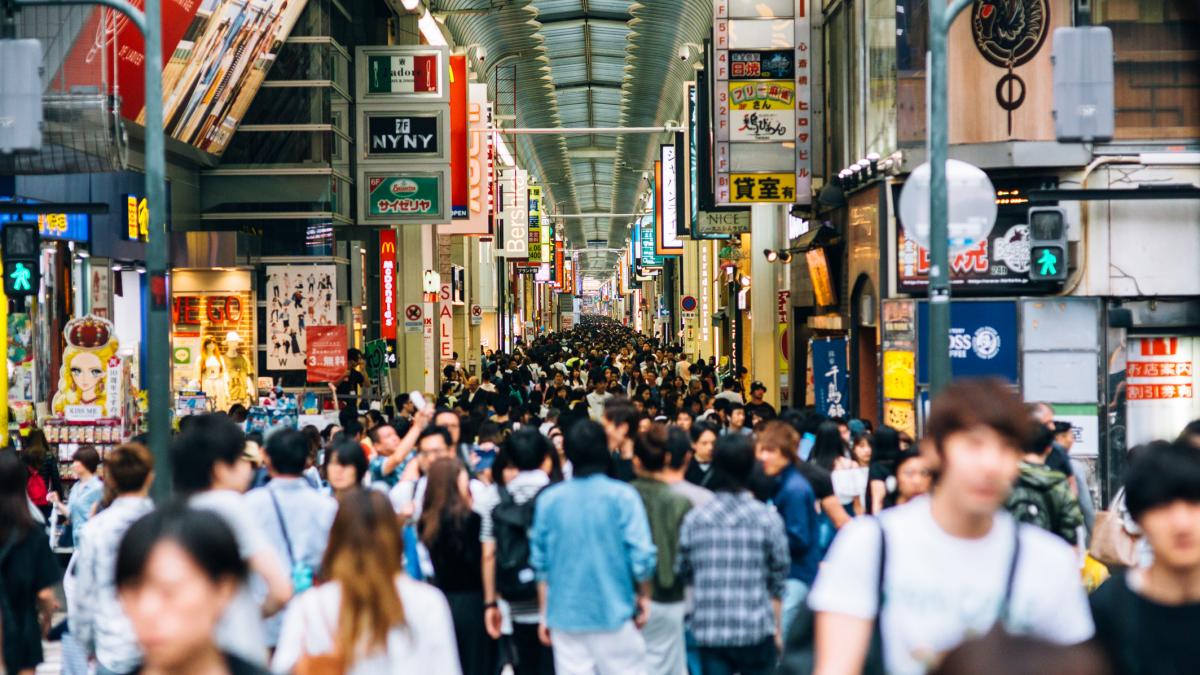 O multime de turisti pe strazile din Japonia